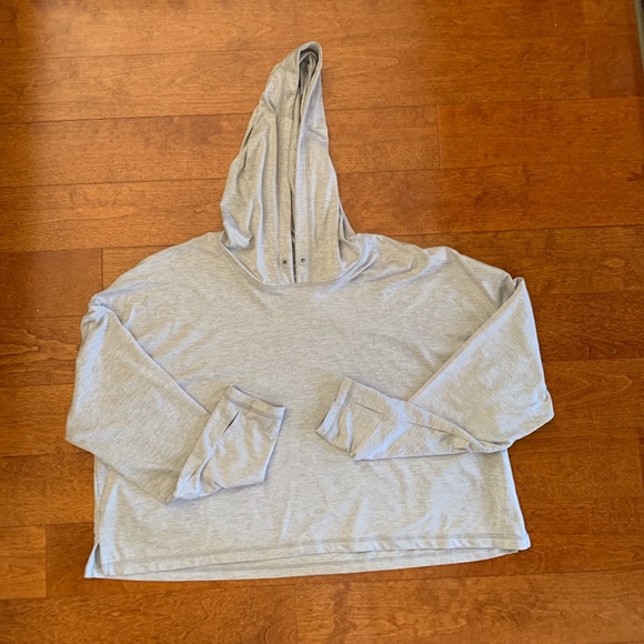Athleta Tops - LIKE NEW! Women's Athleta Grey Crop Top-MED